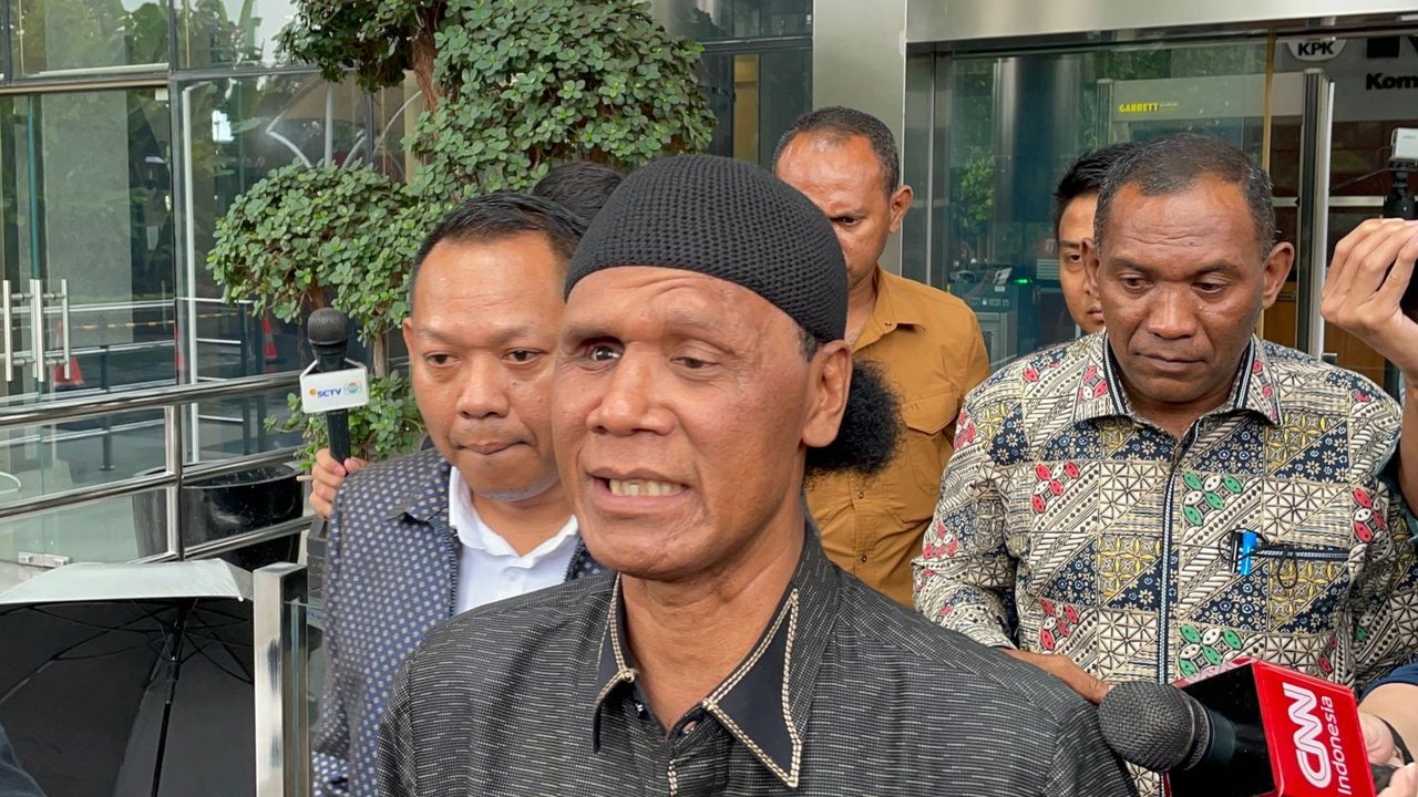 Tenaga Ahli PD Pasar Jaya Rosario De Marshall alias Hercules usai diperiksa KPK sebagai saksi kasus dugaan suap penanganan perkara di MA yang melibatkan hakim agung. (Foto: Istimewa)