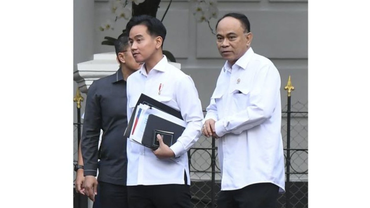 Rapat terbatas pemberdayaan masyarakat di Istana Bogor. Wakil Presiden Gibran Rakabuming Raka (kedua kanan) didampingi Menteri Koperasi Budi Arie Setiadi (kanan) berjalan usai ...