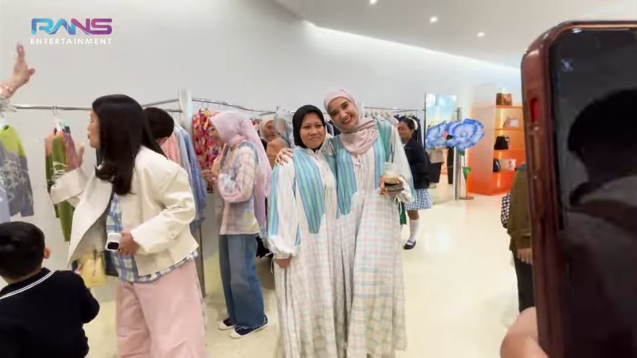 Potret Sus Rini Tampil Cantik Pakai Baju Kembaran dengan Zaskia Sungkar, Langsung Heboh Disebut Shireen Sungkar