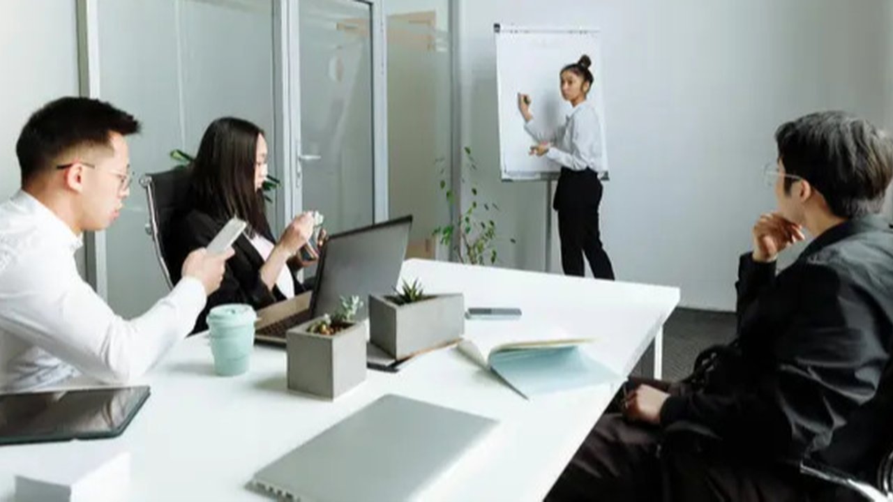 Ilustrasi karyawan, bekerja, rapat, suasana kantor. (Foto By AI)