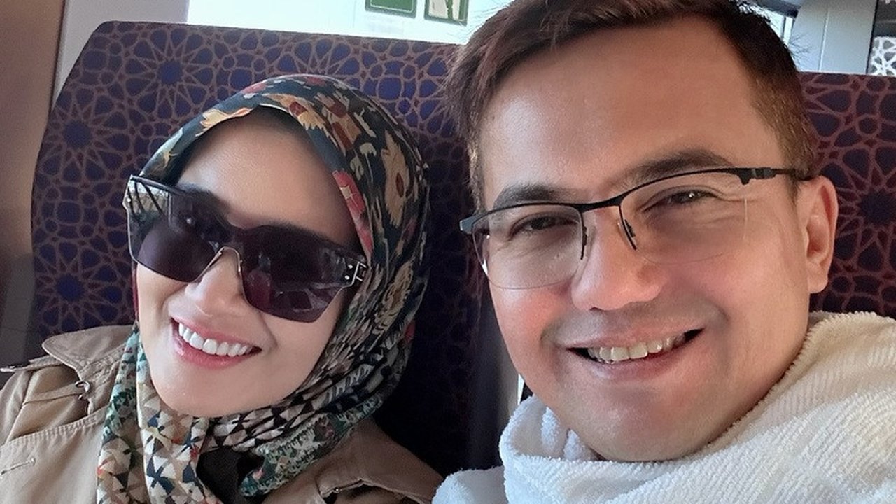 Sahrul Gunawan menjalani ibadah Umrah dengan istri tercinta, Dine Mutiara. Keduanya tampak serasi dan kompak selama menjalani prosesi ibadah. Momen ini menunjukkan kebahagiaan sederhana yang begitu mendalam.