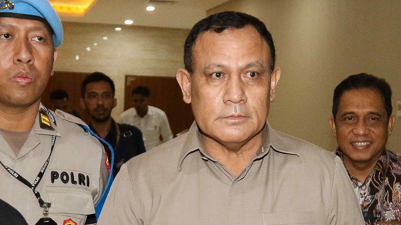 Beberapa anggota kepolisian mendampingi mantan Kapolda Sumatera Selatan itu hingga masuk ke dalam mobil Toyota Fortuner berwarna hitam doff. (Liputan6.com/Faizal Fanani)