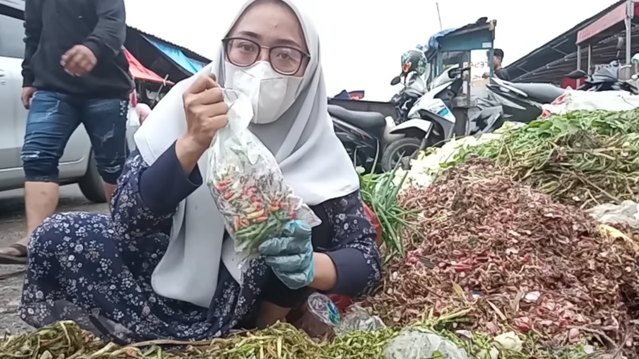 Zaman Lagi Susah, Wanita Ini Rela Mulung Sayuran di Pasar Induk Kramat Jati Dibanjiri Pujian dari Netizen