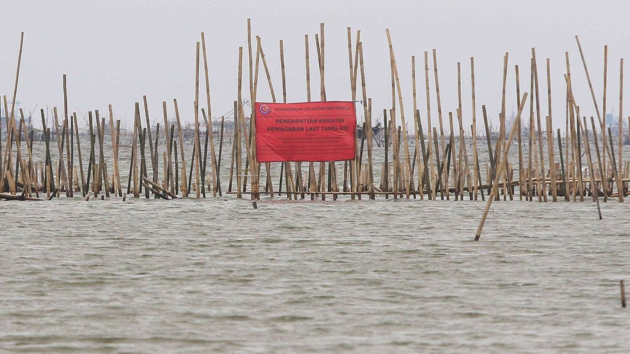 Pemandangan pagar laut yang terbuat dari bambu dan urukan tanah di kawasan perairan Tarumajaya, Bekasi, Jawa Barat, Kamis (16/1/2025).
