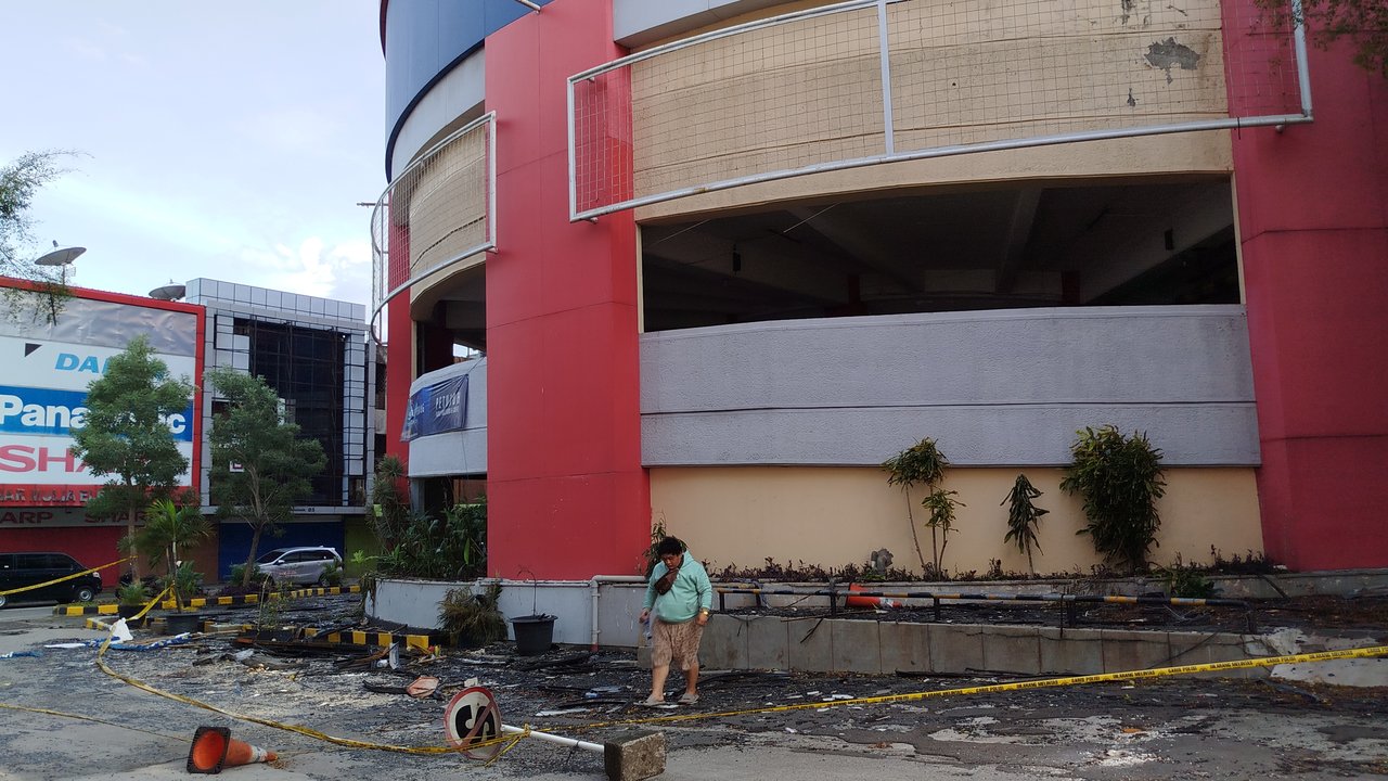 Glodok Plaza yang masih diberi garis polisi pasca kebakaran hebat, Rabu 15 Januari 2025