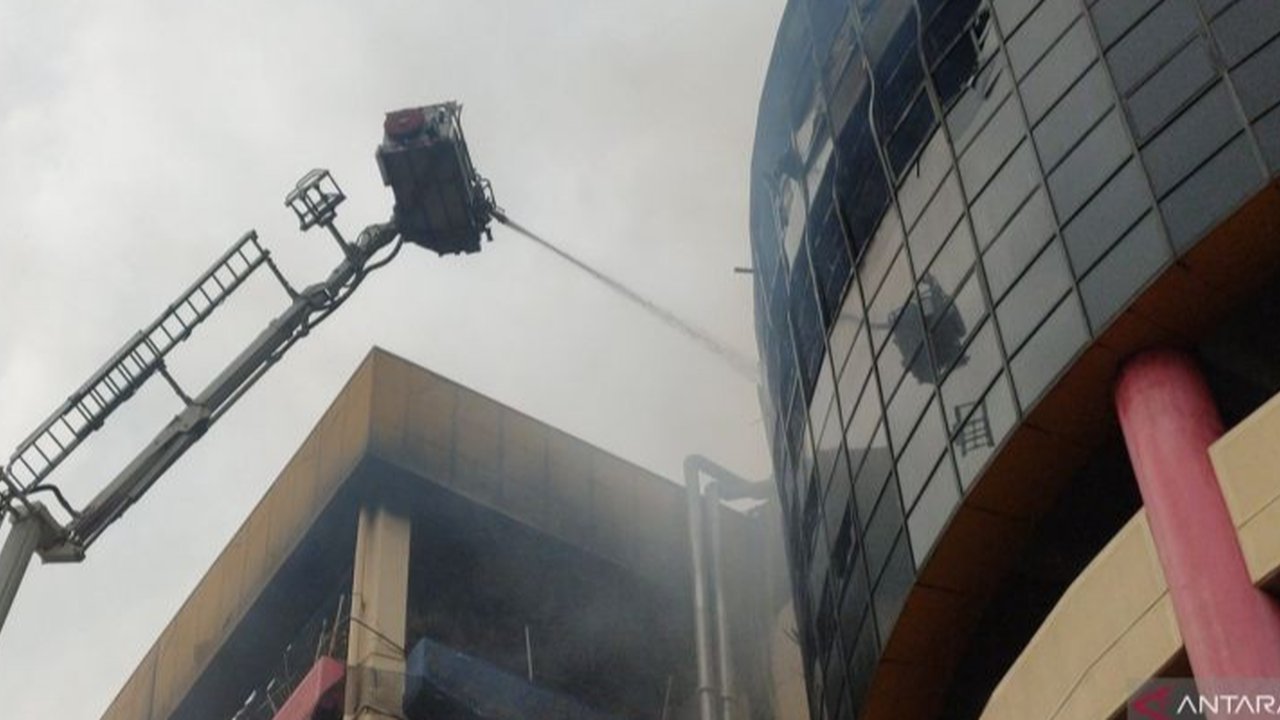 Puslabfor Polri terhambat masuk Glodok Plaza untuk selidiki penyebab kebakaran karena asap tebal, 14 orang dilaporkan hilang dan 5 jenazah telah dievakuasi.