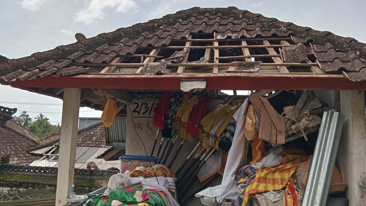 Rumah di Tabanan Bali yang terdampak angin puting beliung