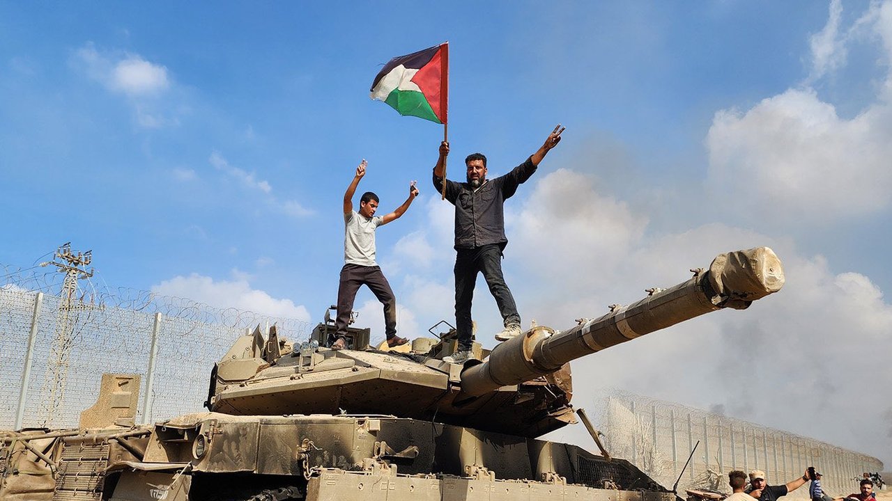 Sejumlah warga bersorak saat merayakan kesepakatan gencatan senjata Israel dan Hamas di Deir Al-Balah, Jalur Gaza, Palestina, pada Kamis (16/1/2025).