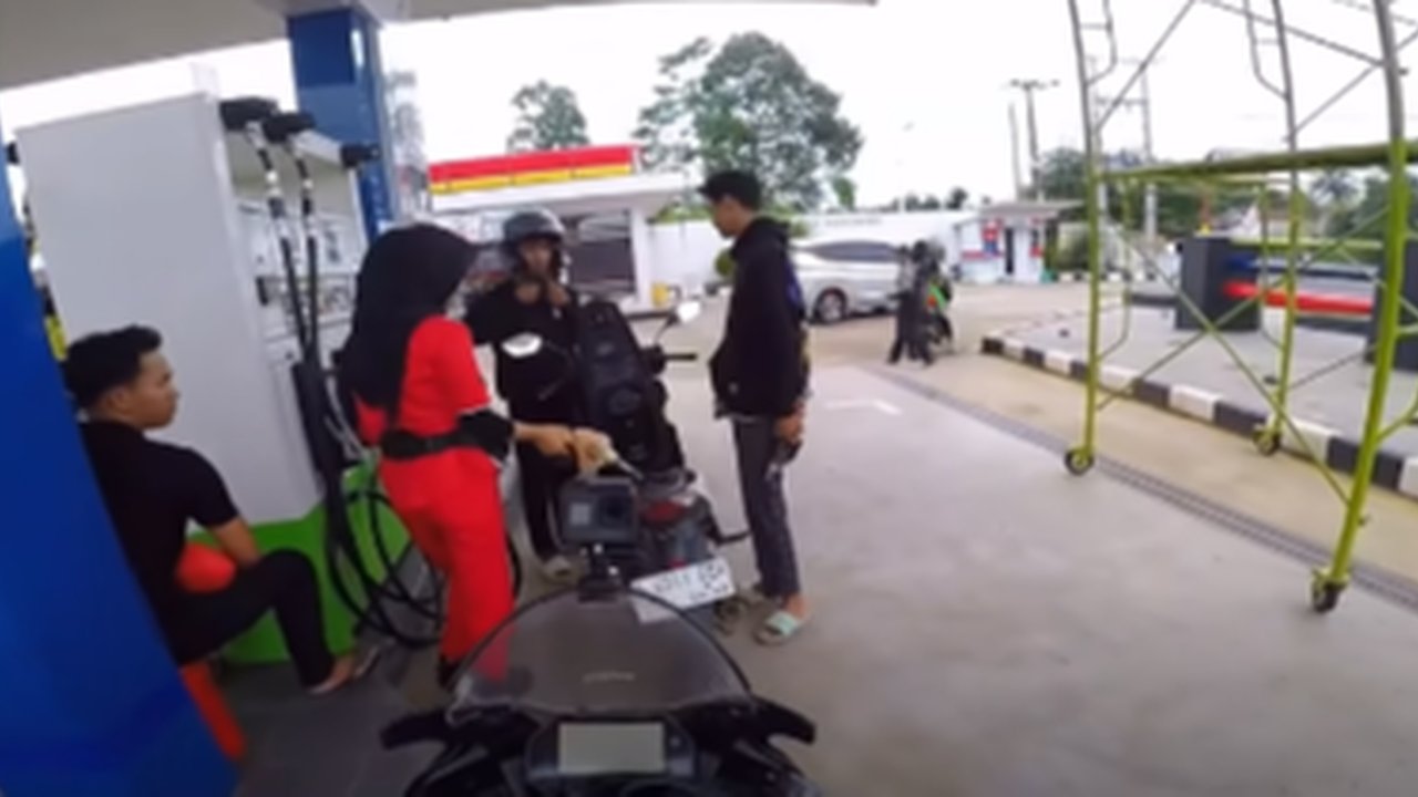 Saat Isi Bensin Tak Sengaja Jumpa Mantan Pacar