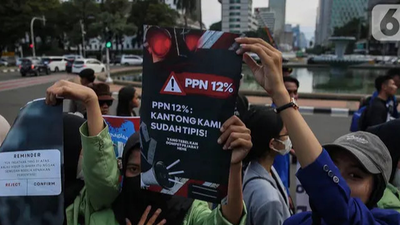 Mahasiswa yang tergabung dalam Alisansi Badan Eksekutif Mahasiswa (BEM) Seluruh Indonesia Kerakyatan berunjuk rasa menolak kenaikan tarif PPN 12 persen di kawasan Patung Kuda, Jakarta, Kamis (26/12/2024). (Liputan6.com/Angga Yuniar)