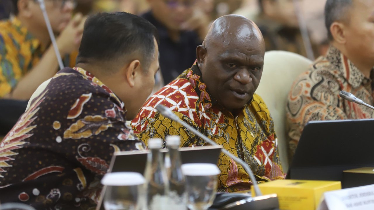 Saat rapat perdana bersama Komisi XIII DPR RI, pada Kamis (31/10/2024), Menteri Hak Asasi Manusia (HAM) Natalius Pigai juga menyampaikan penjelasan dan alasan pihaknya mengusulkan anggaran Rp 20 triliun. Ia menyebut, baru program sosialisasi saja sudah menghabiskan Rp 8,3 triliun. (merdeka.com/Arie Basuki)