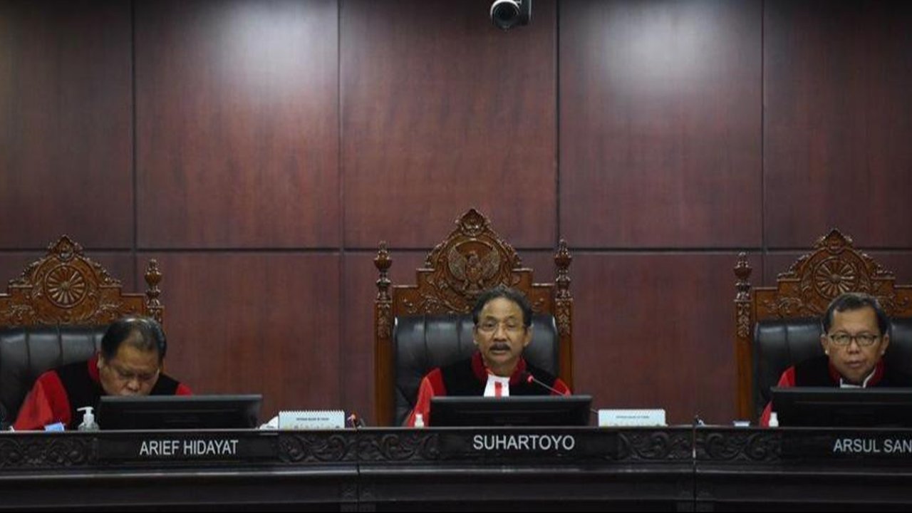 Peneguhan Mahkamah Konstitusi atas wewenang KPK dalam penanganan korupsi di sektor militer diharapkan dapat membawa sejumlah momentum. Akan tetapi, para pengamat mempertanyakan kinerja pimpinan KPK terpilih dalam praktek lapangannya.