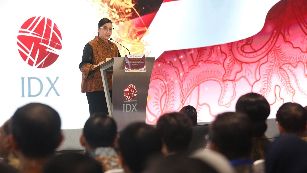 Menteri Keuangan Sri Mulyani meresmikan pembukaan perdagangan perdana Bursa Efak Indonesia 2025 di Mainhall Gedung BEI di Jakarta, Kamis (2/1/2025).