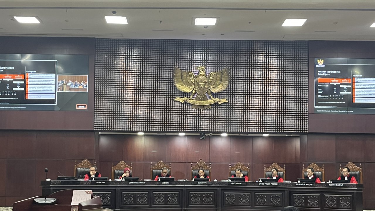 Peneguhan Mahkamah Konstitusi atas wewenang KPK dalam penanganan korupsi di sektor militer diharapkan dapat membawa sejumlah momentum. Akan tetapi, para pengamat mempertanyakan kinerja pimpinan KPK terpilih dalam praktek lapangannya.