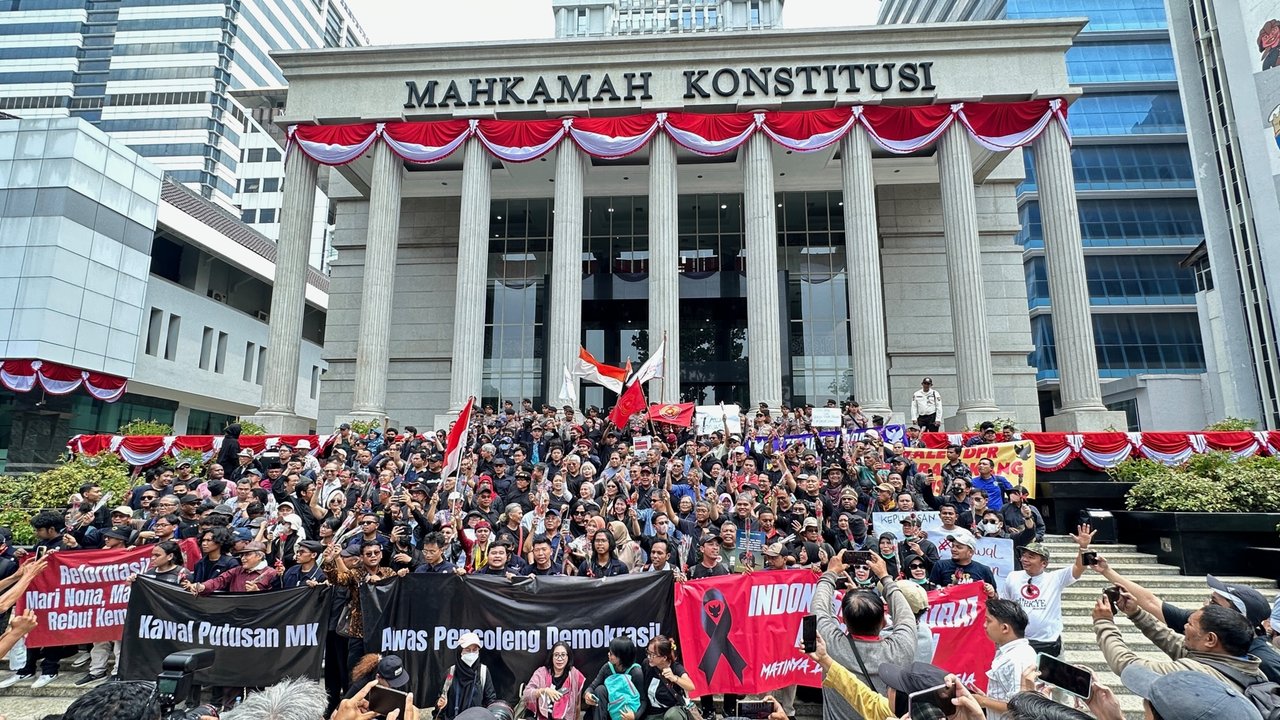 Suasana di luar Gedung Mahkamah Konstitusi (MK). (Liputan6.com/Nanda Perdana Putra)