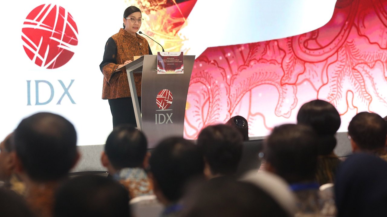 Menteri Keuangan Sri Mulyani meresmikan pembukaan perdagangan perdana Bursa Efak Indonesia 2025 di Mainhall Gedung BEI di Jakarta, Kamis (2/1/2025).