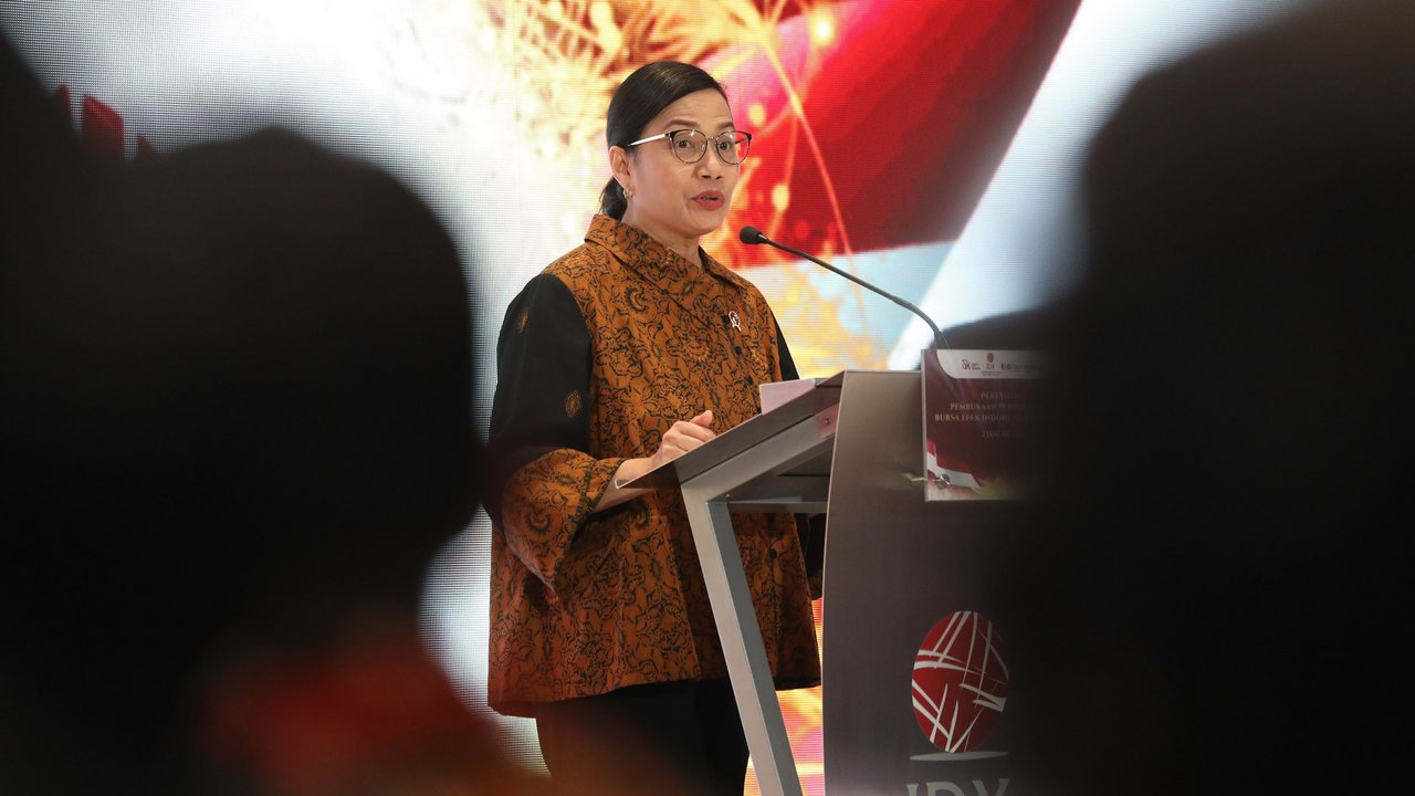 Menteri Keuangan Sri Mulyani meresmikan pembukaan perdagangan perdana Bursa Efak Indonesia 2025 di Mainhall Gedung BEI di Jakarta, Kamis (2/1/2025).