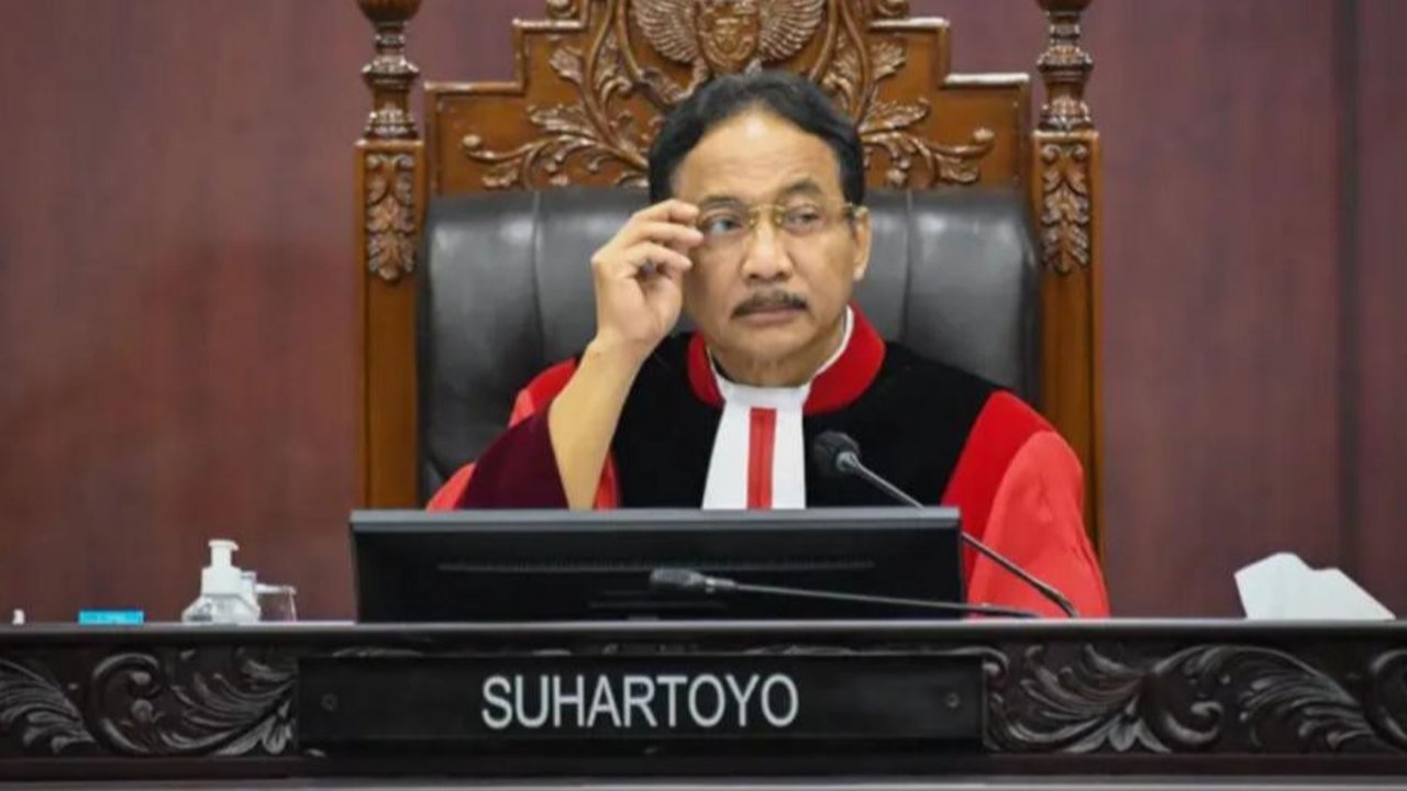 Mahkamah Konstitusi (MK) memutuskan bahwa ambang batas pencalonan presiden dan wakil presiden atau presidential threshold inkonstitusional atau tidak sah karena dianggap bertentangan dengan hak politik dan kedaulatan rakyat seperti dijamin di UUD 1945. Bagaimana skenario penggantinya?