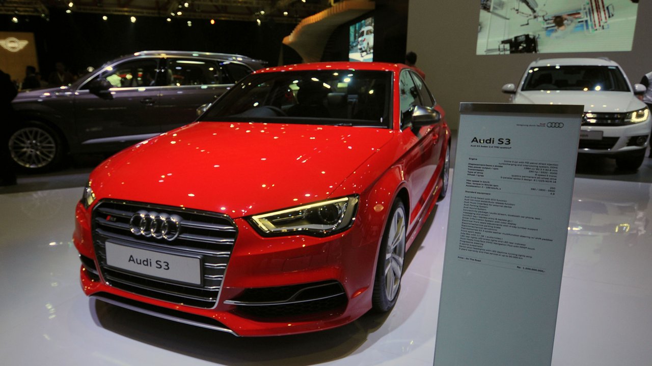 Deretan mobl mewah mereak Audi dipamerkan di Indonesia Internasional Motor Show 2016 di JIEXPO Kemayoran Jakarta, Kamis (7/4/2016). Audi tipe S3 dipasarkan dengan harga 1,2 miliar rupiah on the road. (Liputan6.com/Helmi Fithriansyah)