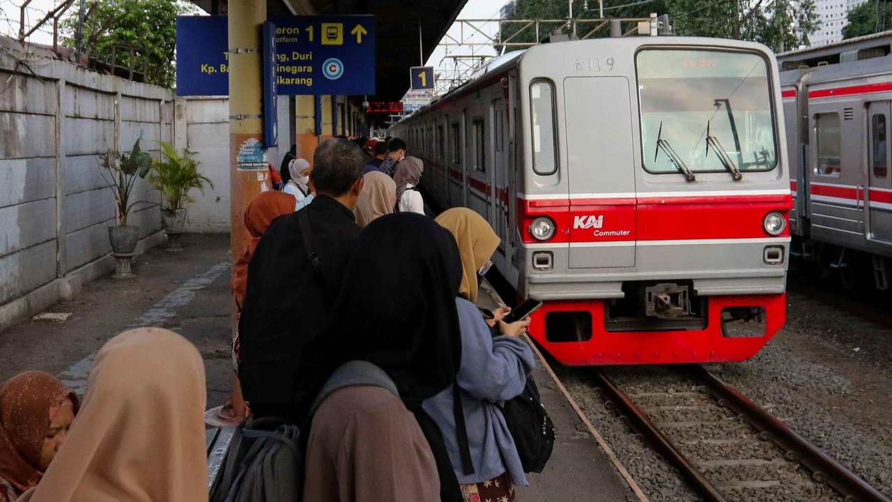 Penumpang menaiki KRL Commuterline di Stasiun Karet, Jakarta, pada Kamis (2/1/2025).