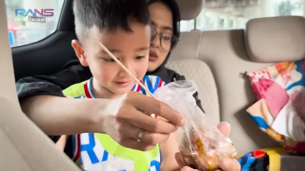 Potret Rayyanza Cipung Temani Sus Rini Belanja Kain ke Pasar, Pulangnya Jajan Cilok Buat Makan di Rumah