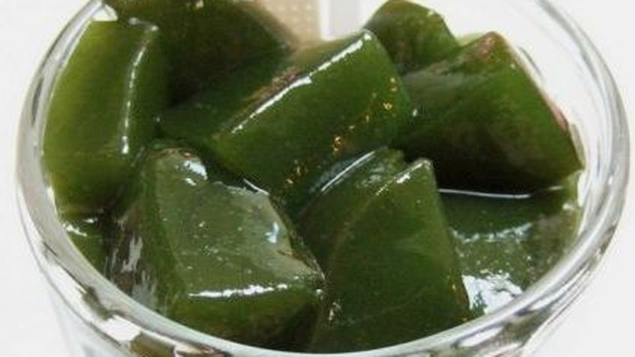 Cincau, selain menjadi minuman yang menyegarkan, juga memiliki banyak manfaat kesehatan. Salah satunya adalah untuk menangani tingkat kolesterol yang tinggi.