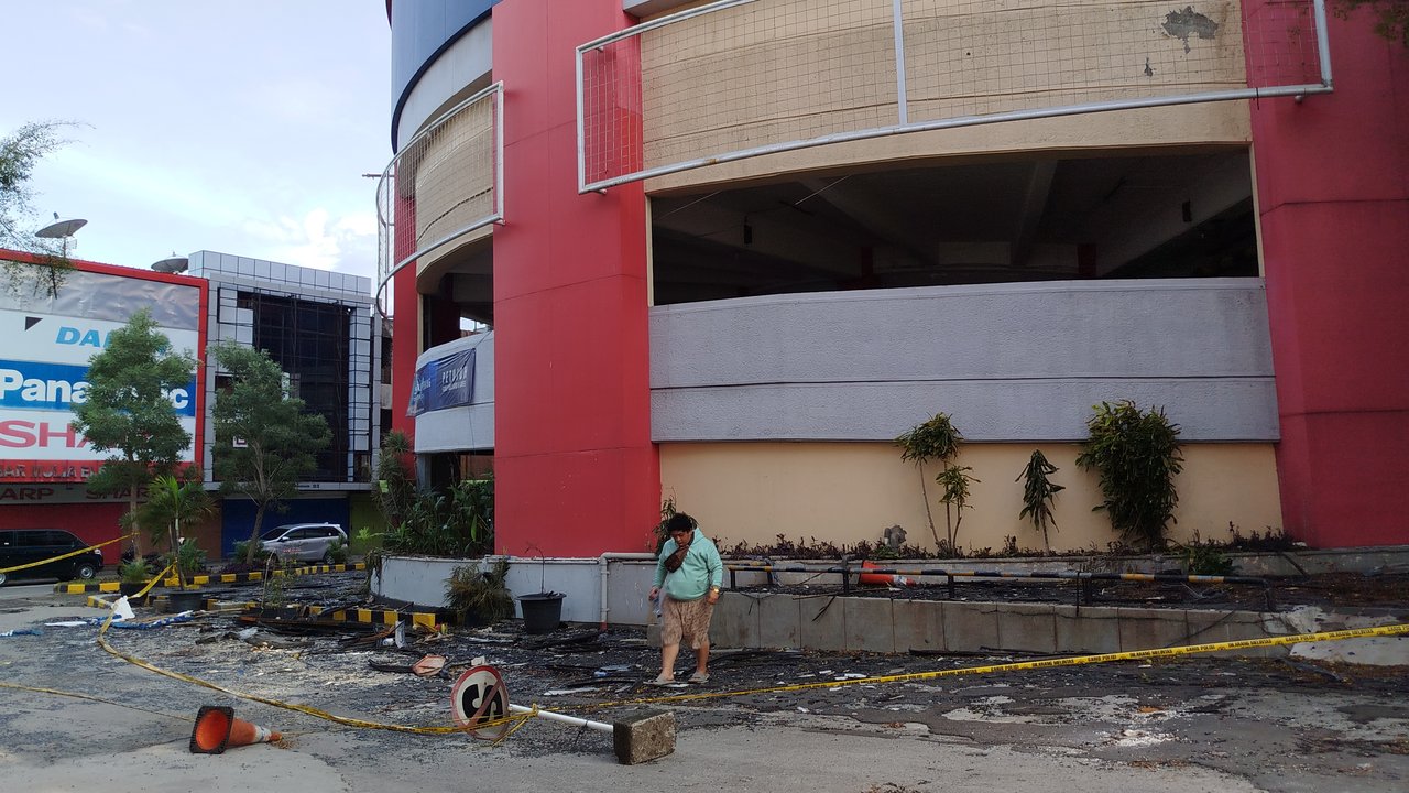 Puslabfor Polri terhambat masuk Glodok Plaza untuk selidiki penyebab kebakaran karena asap tebal, 14 orang dilaporkan hilang dan 5 jenazah telah dievakuasi.