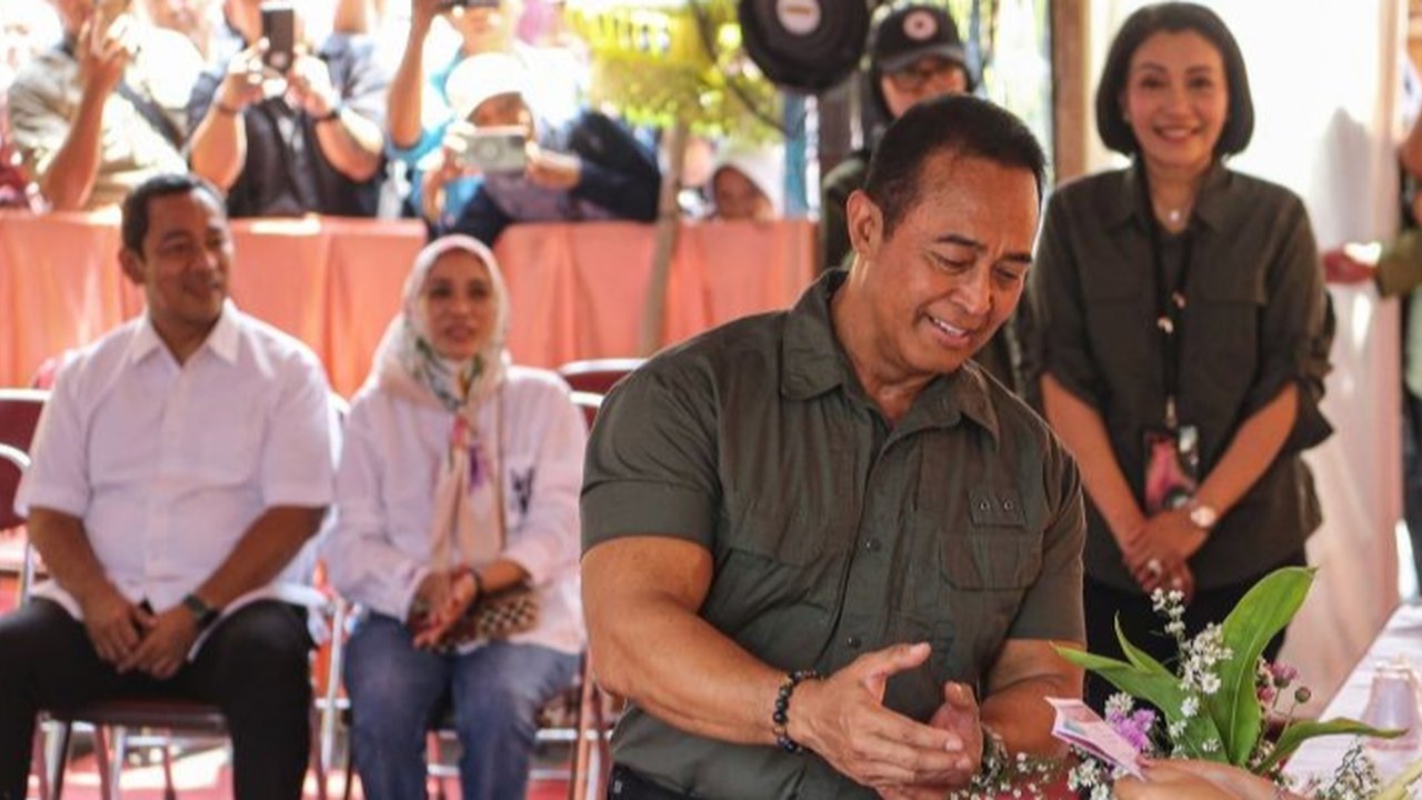 <p>Mantan Panglima TNI Jenderal (Purn) Andika Perkasa menunaikan salat id di bilangan Senayan, Jakarta. Andika datang bersama istri dan anaknya (Istimewa)</p>