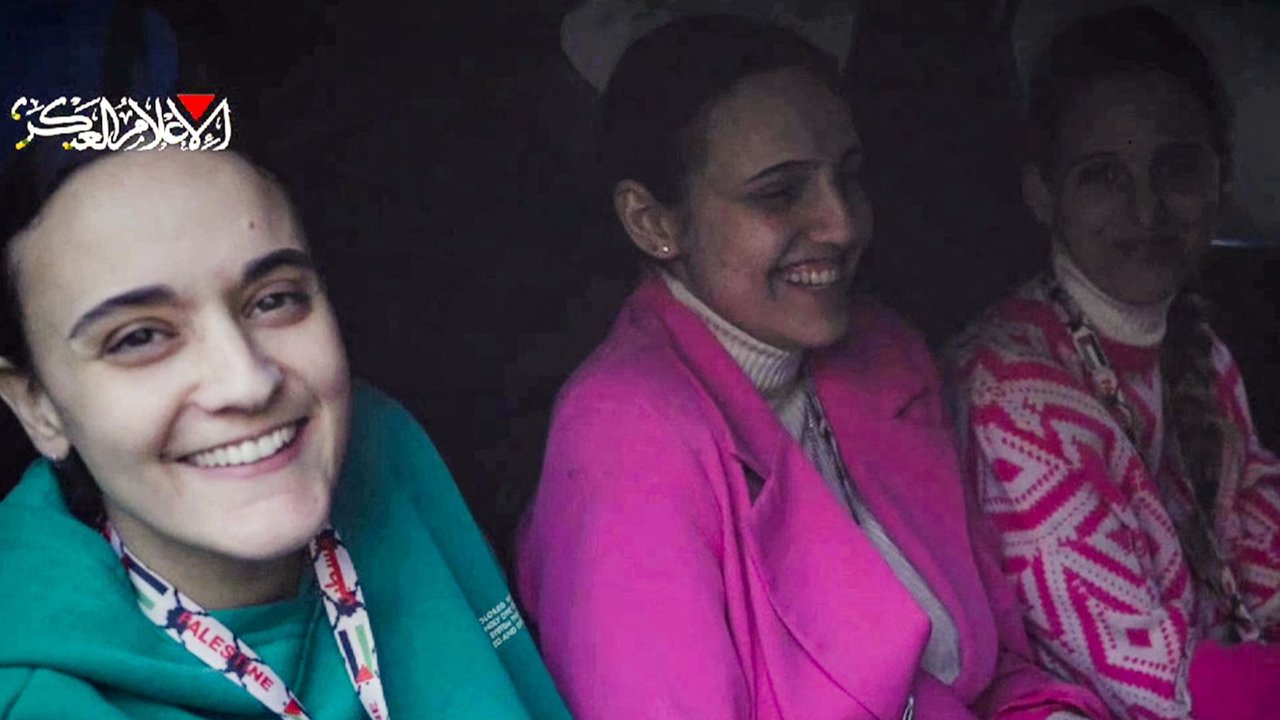 Emily Damari, Romi Gonen, dan Doron Steinbracher, yang disandera kelompok Hamas sejak 7 Oktober 2023, tersenyum kepada pasukan Brigade Al Qassam ketika pembebasannya di Jalur Gaza, Palestina, pada 19 Januari 2025.