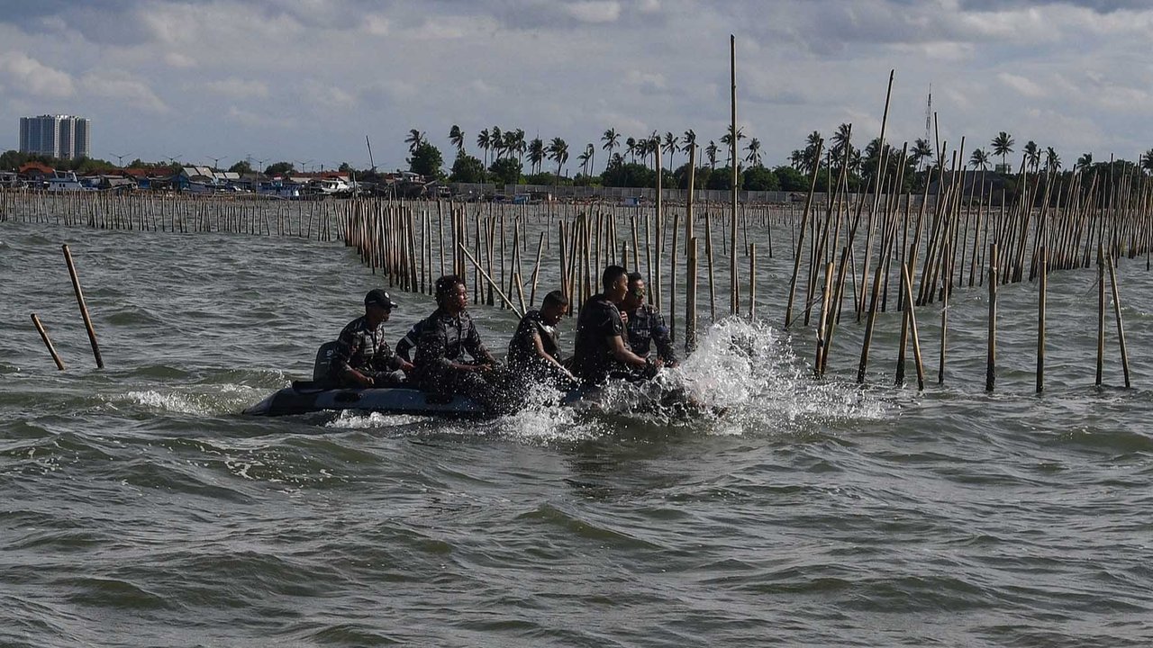 Personel Kopaska TNI AL membongkar pagar laut yang terpasang di kawasan pesisir Tanjung Pasir, Kabupaten Tangerang, Banten, Sabtu (18/1/2025). Sebanyak 600 personel TNI AL dan para nelayan Tanjung Pasir membongkar pagar laut tanpa izin dengan target penyelesaian selama 10 hari dengan jarak sepanjang 30,16 km
foto: merdeka.com/ arie basuki