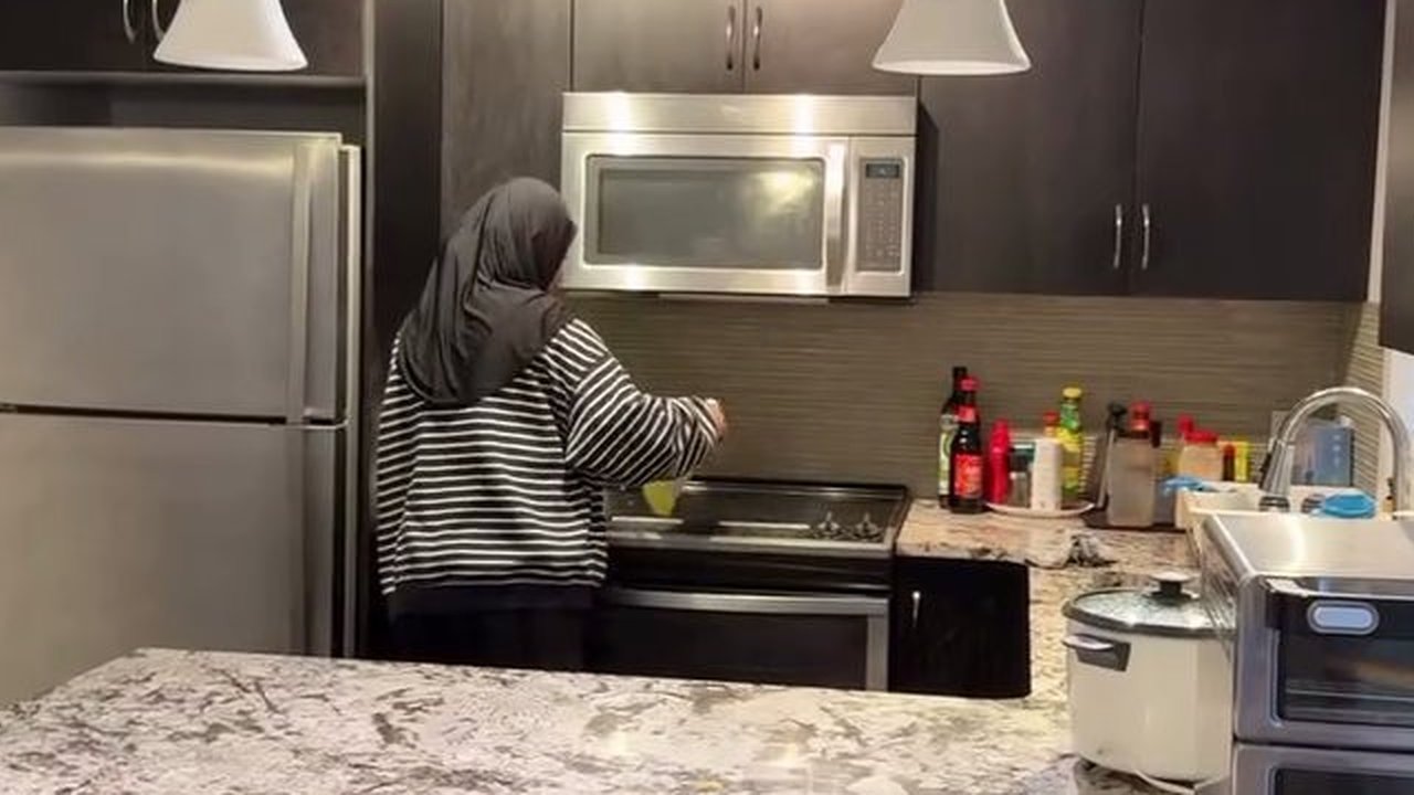 Inilah dapur rumah Tengku Firmansyah dan Cindy Fatikasari yang kini menetap di Kanada. Ruangan ini tampak rapi dengan desain modern yang elegan.