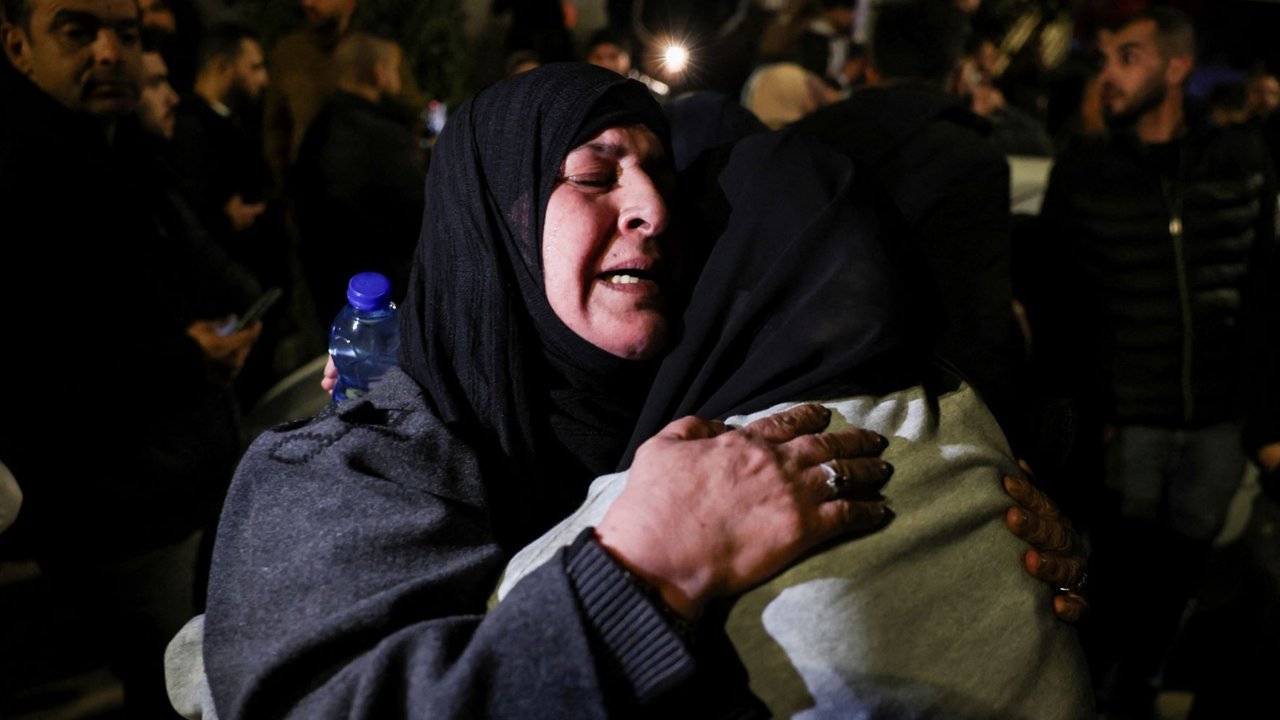 Seorang tahanan perempuan Palestina memeluk keluarganya setelah dibebaskan dari penjara Israel sebagai bagian dari kesepakatan gencatan senjata antara israel dan Hamas di Ramallah, Tepi Barat, Palestina, pada Senin (20/1/2025).