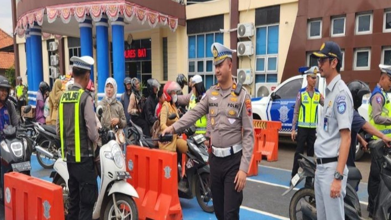 Kamera pengawas atau CCTV sistem Electronic Traffic Law Enforcement (ETLE) terpasang di JPO Jalan Medan Merdeka Barat, Jakarta, Senin (1/7/2019). Tilang elektronik mulai diberlakukan hari ini