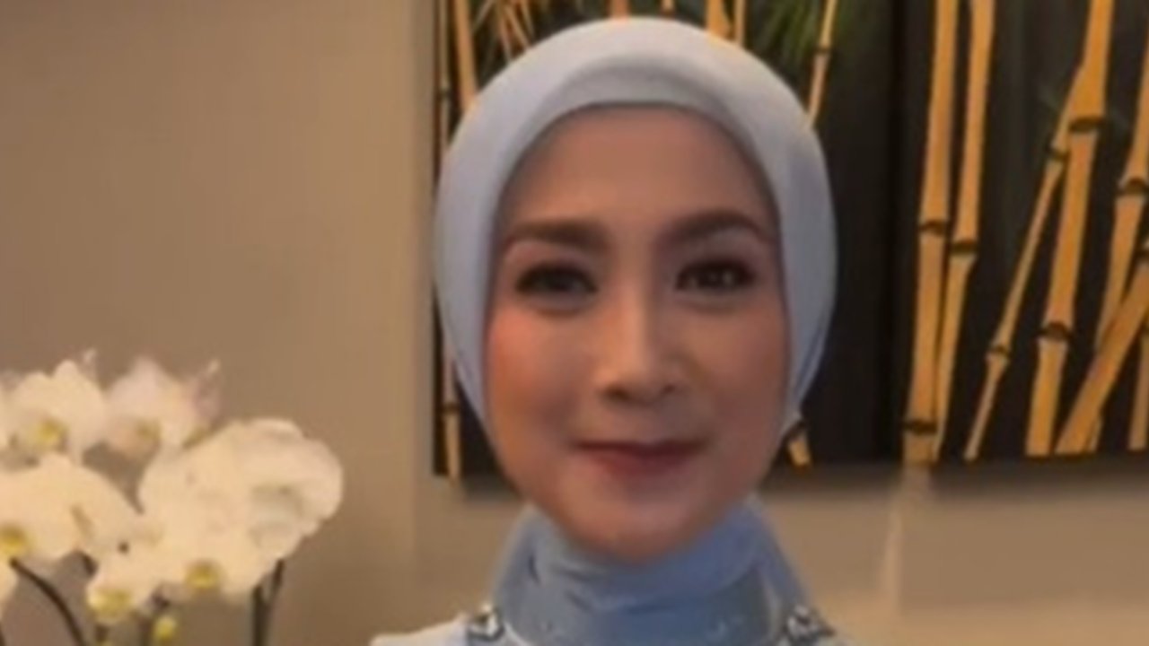 Gaya Hijab Desy Ratnasari di Berbagai Momen, Cantik dan Stylish