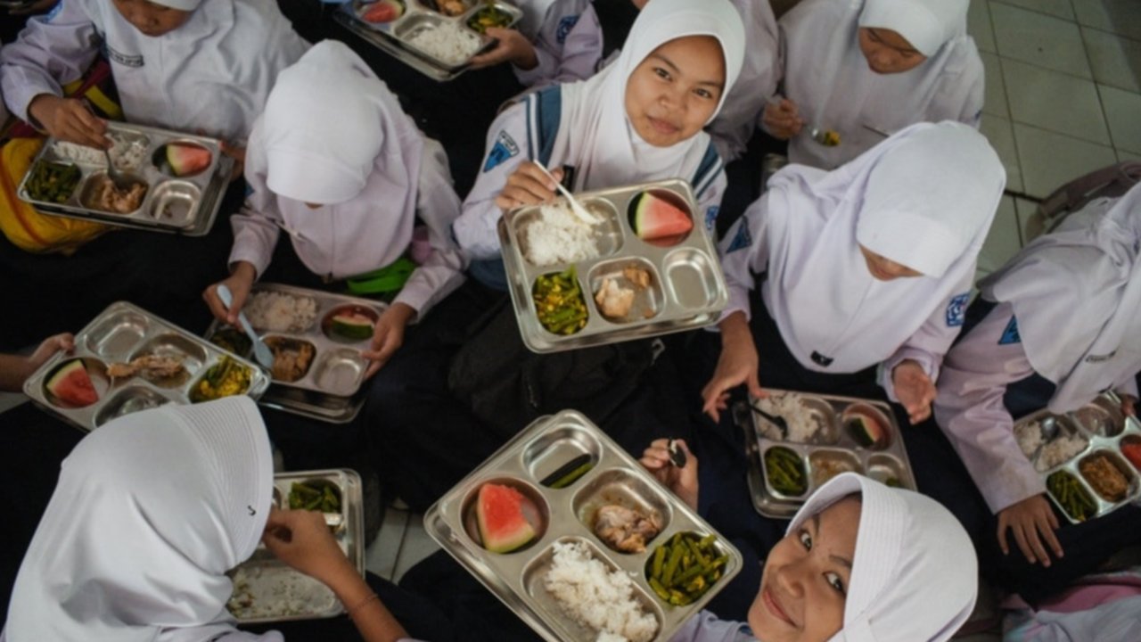Badan Gizi Nasional (BGN) merekomendasikan penambahan anggaran Rp100 triliun untuk program makan bergizi gratis (MBG) untukl bisa menjangkau sasaran penerima manfaat yang lebih luas pada tahun 2025. Sementara itu, pengamat mengingatkan agar program ini dilaksanakan secara bertahap.