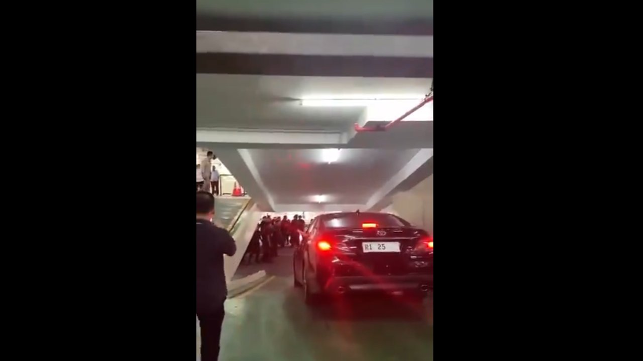 Potongan video momen Mendiktisaintek Satryo diadang ASN