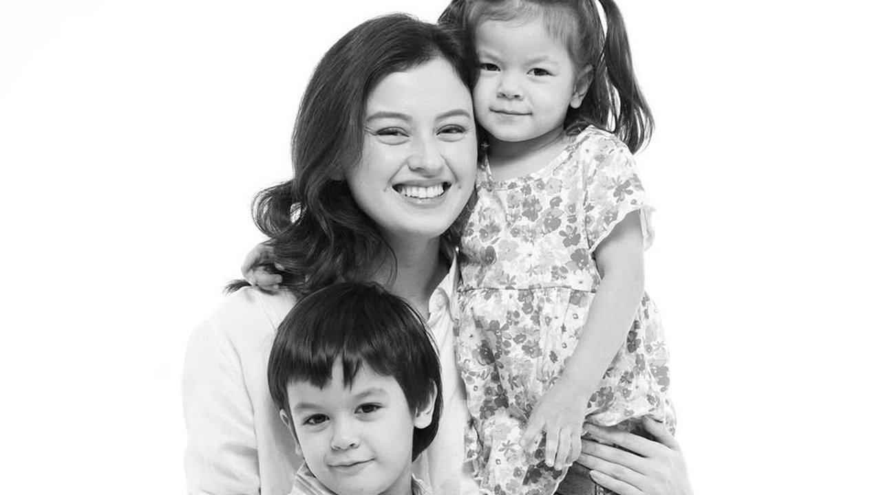 Potret Gemas Kebersamaan Kimberly Rider Bersama Kedua Anaknya