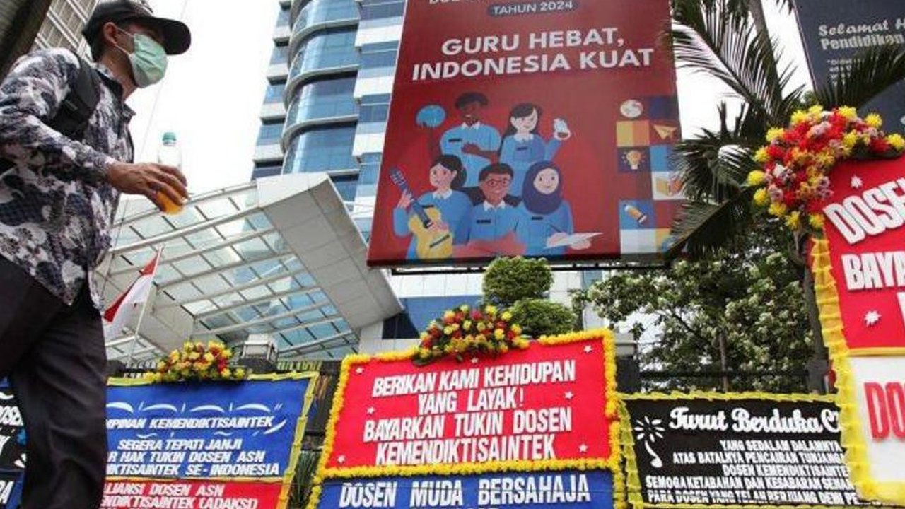 Potongan video momen Mendiktisaintek Satryo diadang ASN