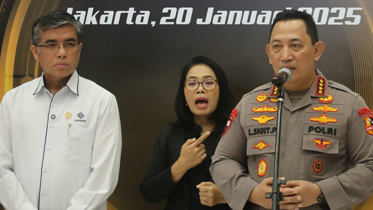 Kapolri Jenderal Listyo Sigit Prabowo bersama Menteri Ketenagakerjaan (Menaker) Yassierli memberikan keterangan saat Launching Desk Ketenagakerjaan Polri di Mabes Polri, Jakarta, Senin (20/1/2025).