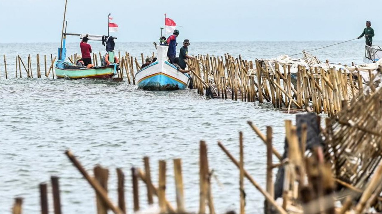 Menteri Agraria dan Tata Ruang/ Kepala BPN Nusron Wahid akhirnya membenarkan bahwa pagar laut misterius sepanjang 30 km di Tangerang, sudah bersertifikat Hak Guna Bangunan (HGB). Sertifikat-sertifikat itu menurutnya dimiliki sejumlah perusahaan.