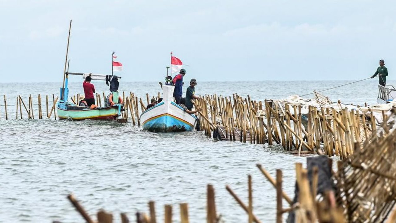 Menteri Agraria dan Tata Ruang/ Kepala BPN Nusron Wahid akhirnya membenarkan bahwa pagar laut misterius sepanjang 30 km di Tangerang, sudah bersertifikat Hak Guna Bangunan (HGB). Sertifikat-sertifikat itu menurutnya dimiliki sejumlah perusahaan.