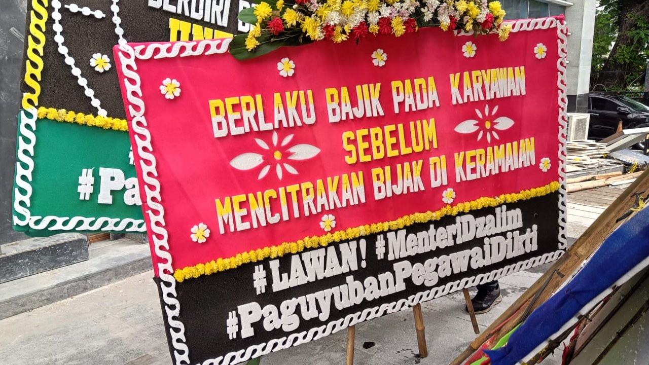 Karangan bunga ASN Kemendiktisaintek