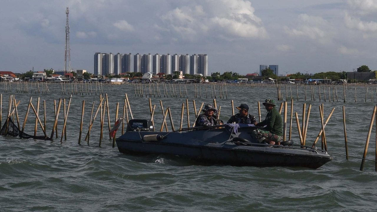 Personel Kopaska TNI AL membongkar pagar laut yang terpasang di kawasan pesisir Tanjung Pasir, Kabupaten Tangerang, Banten, Sabtu (18/1/2025). Sebanyak 600 personel TNI AL dan para nelayan Tanjung Pasir membongkar pagar laut tanpa izin dengan target penyelesaian selama 10 hari dengan jarak sepanjang 30,16 km
foto: merdeka.com/ arie basuki