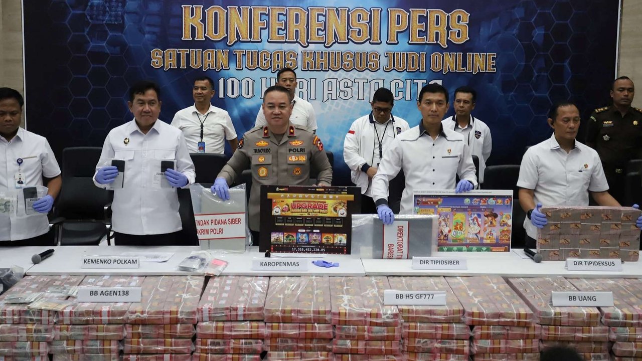 Polisi sita uang Rp61 miliar terkait kasus judi online.