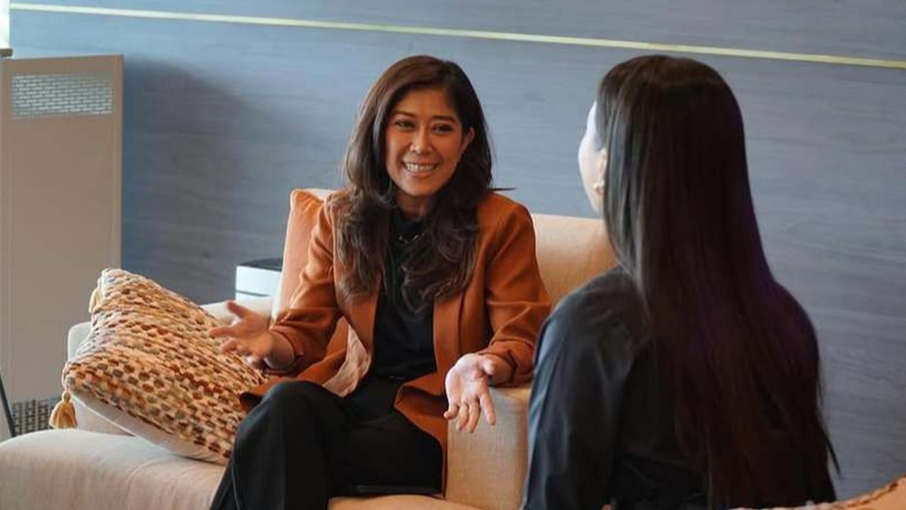 Tampak mendiskusikan sesuatu, Muetya Hafid unggah beberapa foto kebersamaannya dengan Raline Shah di akun Instagramnya. Kemungkinan, interaksi yang nyambung menjadi pertimbangan juga untuk memilih Raline sebagai staf khusus.