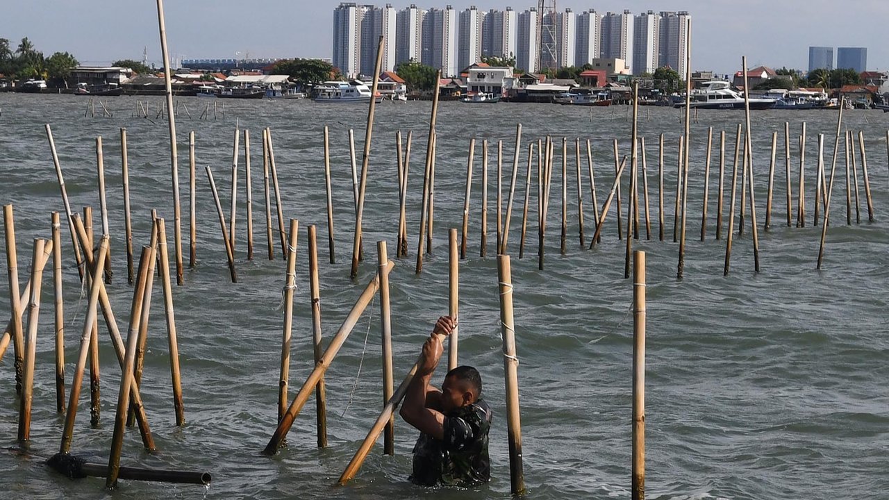 Pemasangan pagar laut ilegal di pesisir Tangerang dan Bekasi ditaksir merugikan nelayan, meningkatkan biaya operasional, dan merusak ekosistem laut hingga Rp116,91 miliar per tahun.