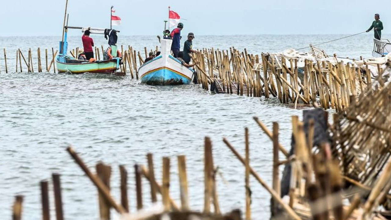 Menteri Agraria dan Tata Ruang/ Kepala BPN Nusron Wahid akhirnya membenarkan bahwa pagar laut misterius sepanjang 30 km di Tangerang, sudah bersertifikat Hak Guna Bangunan (HGB). Sertifikat-sertifikat itu menurutnya dimiliki sejumlah perusahaan.