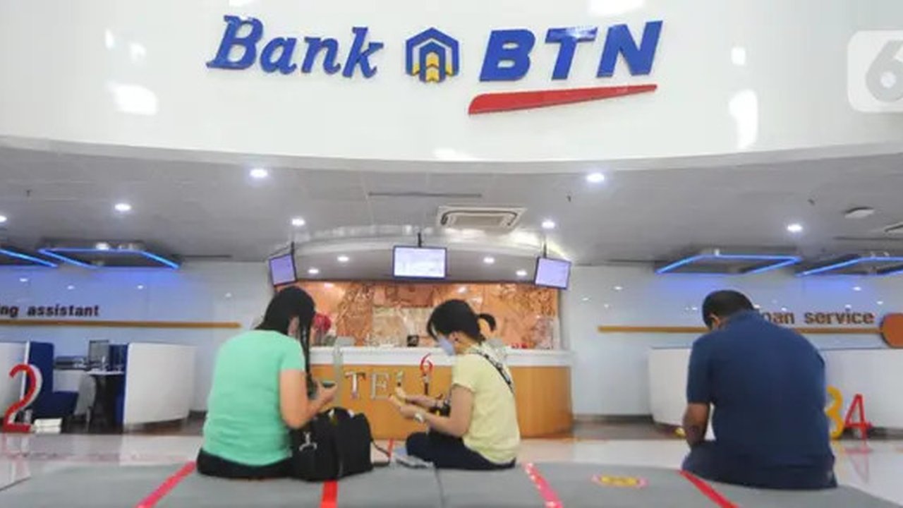 Nasabah menunggu antrean di salah satu kantor cabang Bank BTN di Jakarta, Kamis (7/10/2021). Selain perubahan jam layanan di jaringan kantor, Bank BTN juga menawarkan kemudahan transaksi sepe