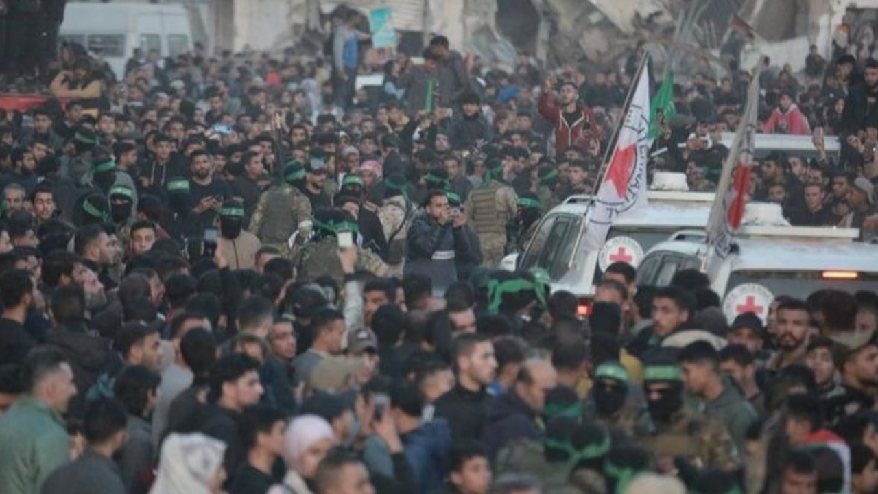 Ini Isi Cinderamata yang Diberikan Hamas ke 3 Sandera Israel