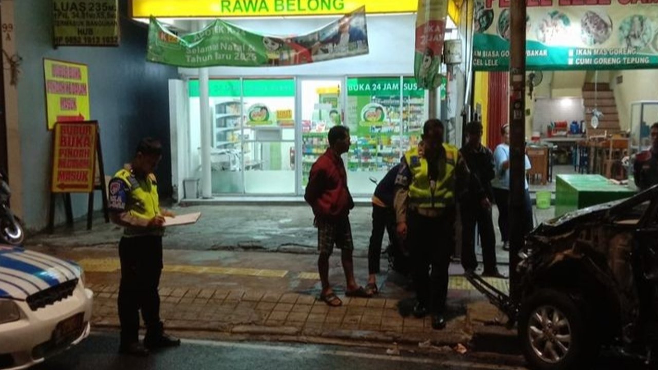 Mobil dinas TNI menabrak beberapa orang dan kendaraan di Palmerah, Jakarta Barat; beberapa korban luka-luka, pengemudi mobil dinas TNI juga terluka karena dikeroyok massa.